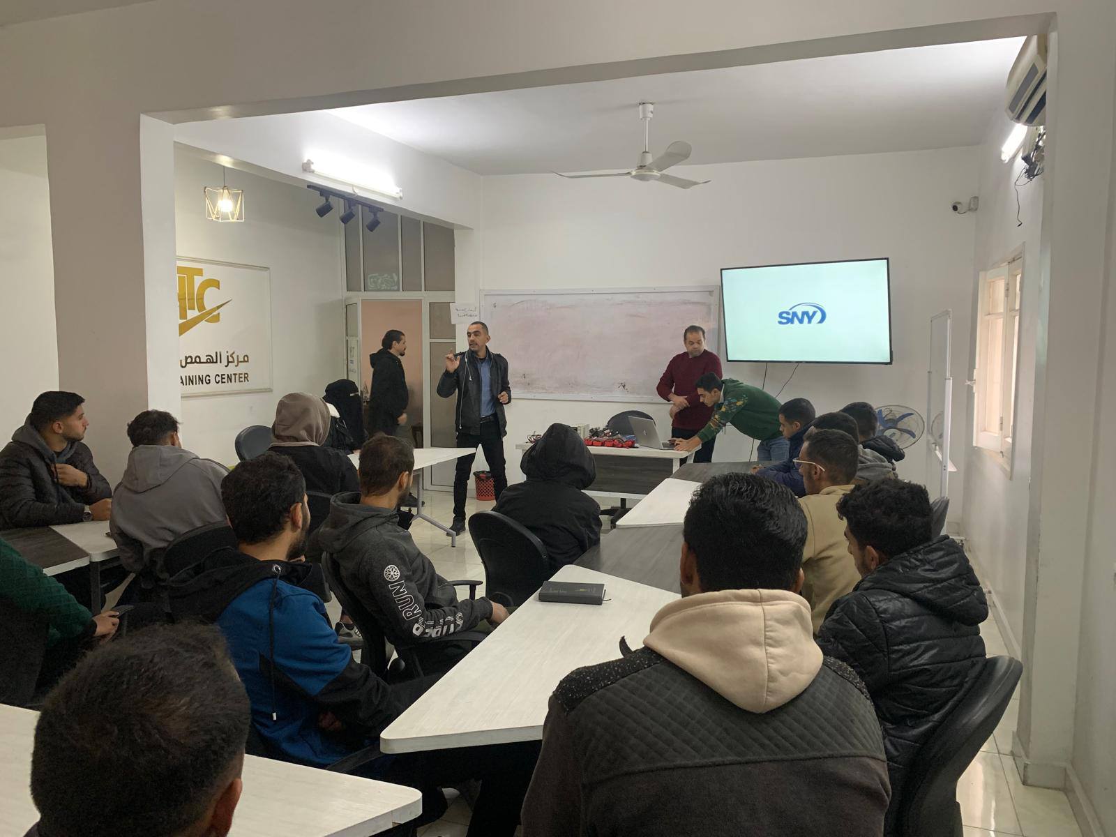 كلية الدراسات المتوسطة تبدأ تنفيذ المحاضرات العملية للتخصصات التقنية